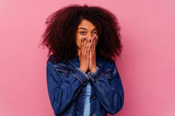 Jovem Afro Americana Isolada Fundo Rosa Chocada Cobrindo Boca Com — Fotografia de Stock