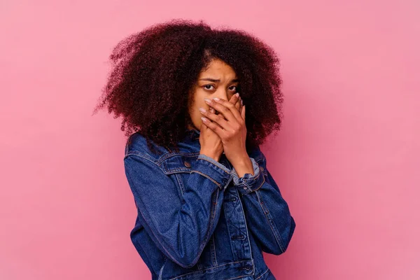 Mujer Afroamericana Joven Aislada Sobre Fondo Rosa Cubriendo Boca Con — Foto de Stock