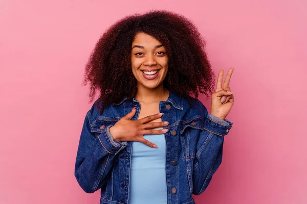 Jovem Afro Americana Isolada Fundo Rosa Fazendo Juramento Colocando Mão — Fotografia de Stock