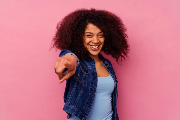 Jovem Afro Americana Isolada Sobre Fundo Rosa Apontando Para Frente — Fotografia de Stock