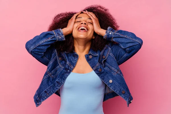 Jonge Afro Amerikaanse Vrouw Geïsoleerd Roze Achtergrond Lacht Vreugdevol Handen — Stockfoto