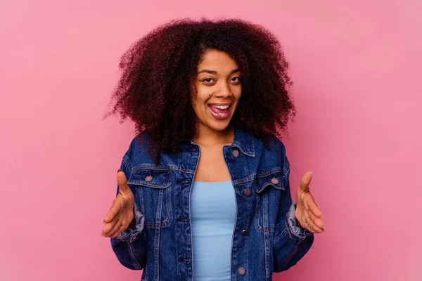 Jovem Afro Americana Isolada Fundo Rosa Segurando Algo Com Ambas — Fotografia de Stock