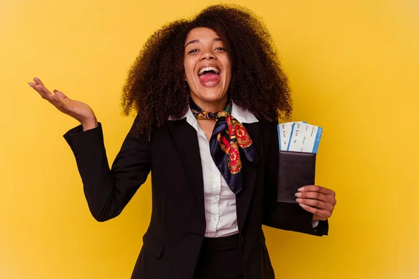 Jonge Afro Amerikaanse Lucht Gastvrouw Met Een Vliegtuig Tickets Geïsoleerd — Stockfoto