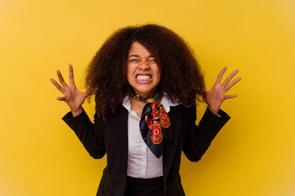 Junge Afroamerikanische Stewardess Isoliert Auf Gelbem Hintergrund Schreit Vor Wut — Stockfoto