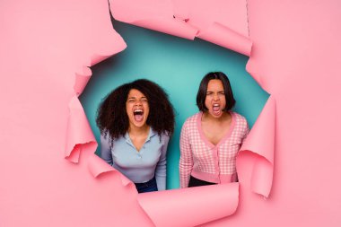 Mavi arka planda ayrıştırılmış yırtık kağıttaki melez arkadaşlar