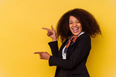 Genç Afrikalı Amerikalı hostes sarı arka planda izole edildi..