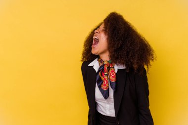 Genç Afrikalı Amerikalı hostes sarı arka planda izole edilmiş bir şekilde fotokopi odasına doğru bağırıyor.