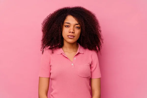 年轻的非洲裔美国女人 因粉红的背景而孤立无援 不愉快 — 图库照片