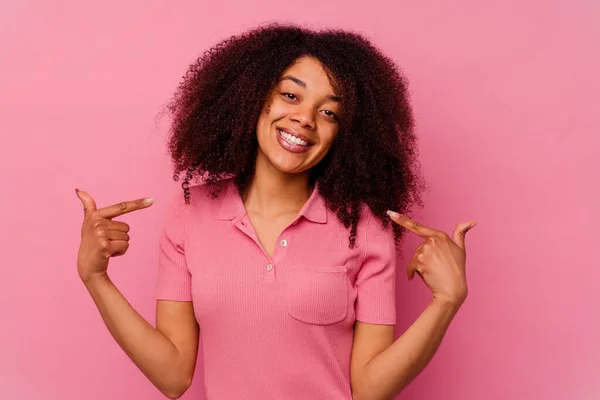 Jovem Afro Americana Isolada Sobre Fundo Rosa Aponta Para Baixo — Fotografia de Stock