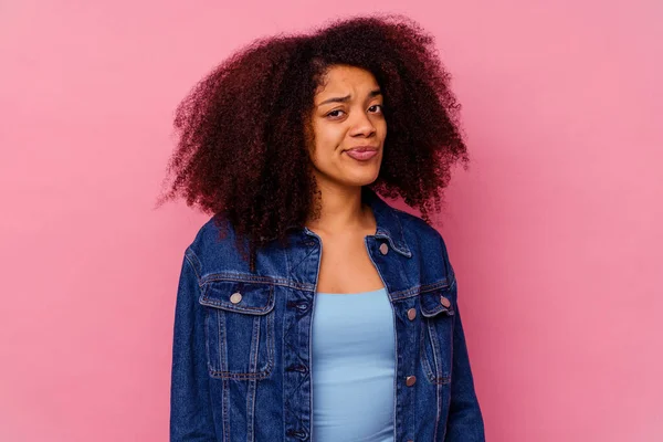 Young African American Woman Isolated Pink Background Shrugs Shoulders Open — Stock Photo, Image