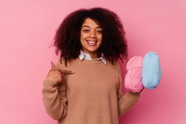若いアフリカ系アメリカ人の女性は シャツのコピースペースに手で指してピンクの背景の人に隔離された縫製糸を保持します 誇りと自信 — ストック写真