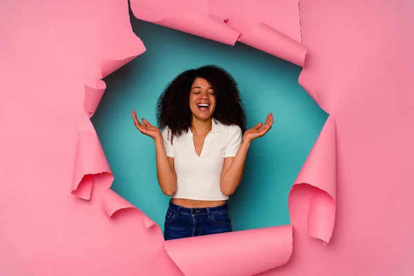 青い背景に孤立した紙の中で若いアフリカ系アメリカ人の女性は多くの笑いを楽しみます 幸福の概念 — ストック写真