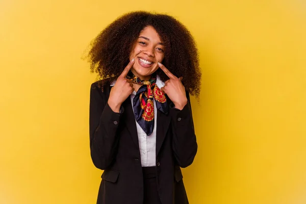 Genç Afrikalı Amerikalı Hostes Sarı Arka Planda Izole Edilmiş Gülümsüyor — Stok fotoğraf