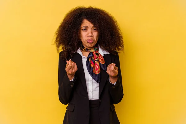 Joven Azafata Afroamericana Aislada Sobre Fondo Amarillo Demostrando Que Tiene — Foto de Stock