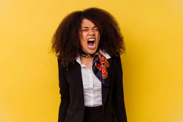 Junge Afroamerikanische Stewardess Isoliert Auf Gelbem Hintergrund Schreit Sehr Wütend — Stockfoto