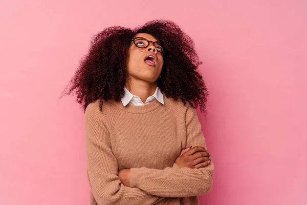 Joven Mujer Afroamericana Aislada Sobre Fondo Rosa Cansada Una Tarea — Foto de Stock