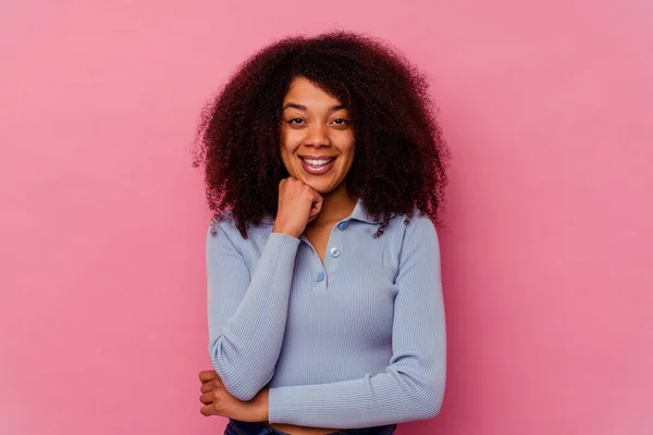 Jovem Afro Americana Isolada Fundo Rosa Sorrindo Feliz Confiante Tocando — Fotografia de Stock