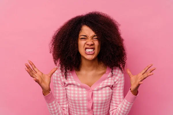Joven Mujer Afroamericana Aislada Sobre Fondo Rosa Gritando Rabia — Foto de Stock