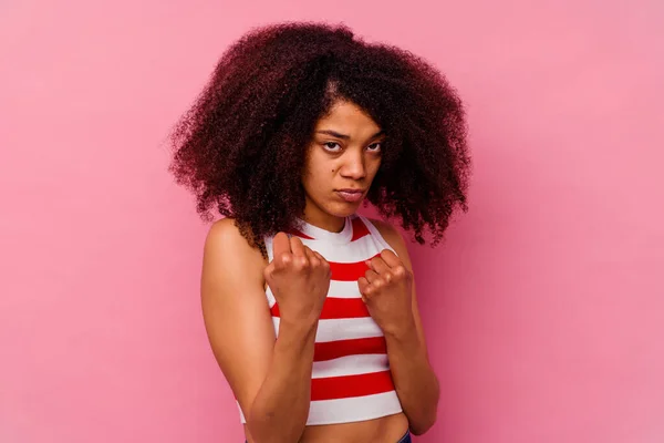 Fiatal Afro Amerikai Elszigetelt Rózsaszín Háttér Mutatja Ököllel Kamera Agresszív — Stock Fotó