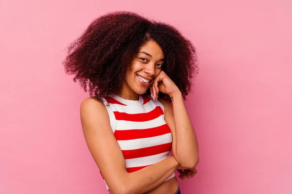 Młoda Afroamerykanka Odizolowana Różowym Tle Uśmiechnięta Szczęśliwa Pewna Siebie Dotykająca — Zdjęcie stockowe