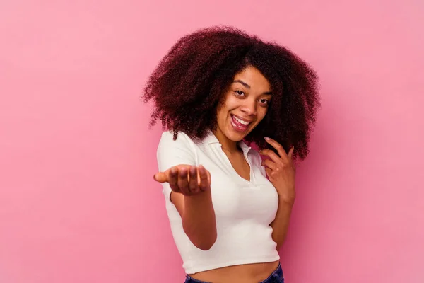 Joven Mujer Afroamericana Aislada Sobre Fondo Rosa Señalándote Con Dedo —  Fotos de Stock