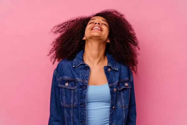 Jovem Afro Americana Isolada Fundo Rosa Fecha Olhos Sente Relaxada — Fotografia de Stock