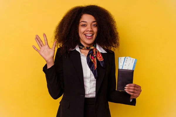 Jonge Afro Amerikaanse Gastvrouw Met Een Vliegticket Geïsoleerd Een Gele — Stockfoto