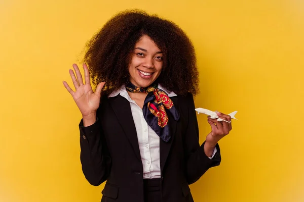 Jonge Afro Amerikaanse Lucht Gastvrouw Met Een Klein Vliegtuig Geïsoleerd — Stockfoto
