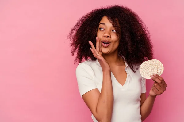 Giovane Donna Afroamericana Mangiare Riso Torte Isolate Sfondo Rosa Sta — Foto Stock