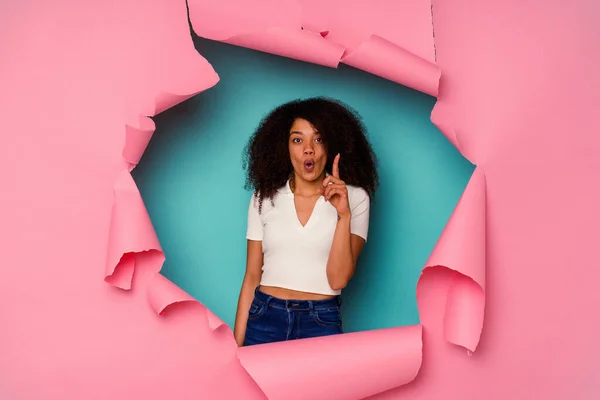 創造性の概念を持つ青い背景に隔離された紙を引き裂いた若いアフリカ系アメリカ人女性 — ストック写真