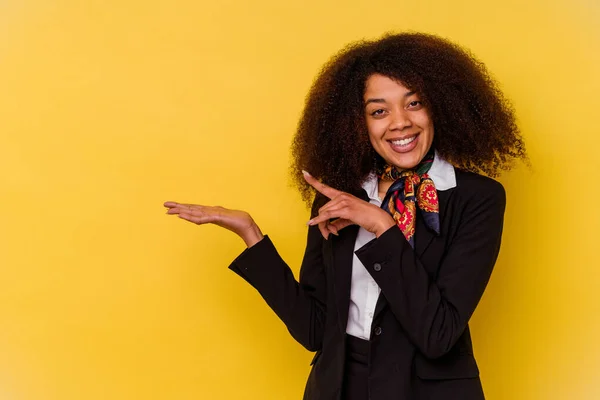 Jonge Afro Amerikaanse Gastvrouw Geïsoleerd Gele Achtergrond Opgewonden Met Een — Stockfoto