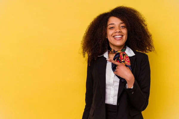 Joven Azafata Afroamericana Aislada Sobre Fondo Amarillo Sonriendo Señalando Lado — Foto de Stock