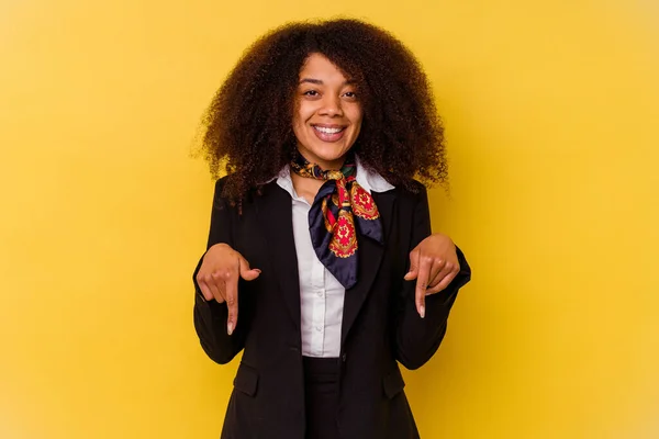 Jeune Hôtesse Air Afro Américaine Isolée Sur Fond Jaune Pointe — Photo