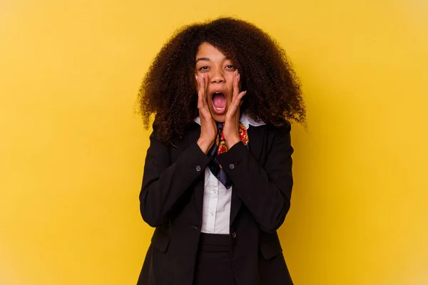 Joven Azafata Afroamericana Aislada Sobre Fondo Amarillo Gritando Emocionada Frente — Foto de Stock