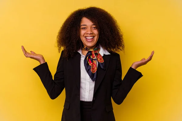 Jonge Afro Amerikaanse Gastvrouw Geïsoleerd Gele Achtergrond Met Een Welkome — Stockfoto