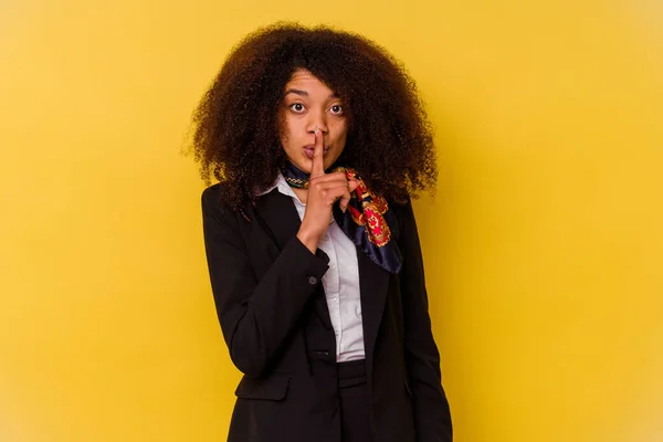 Joven Azafata Afroamericana Aislada Sobre Fondo Amarillo Guardando Secreto Pidiendo — Foto de Stock