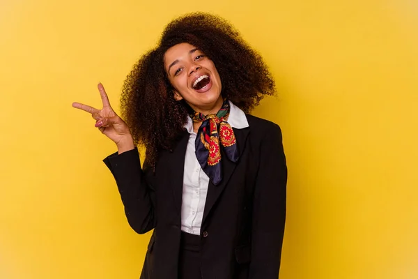 Jeune Hôtesse Air Afro Américaine Isolée Sur Fond Jaune Joyeuse — Photo