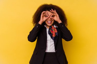 Genç Afrikalı Amerikalı hostes sarı arka planda izole edildi.