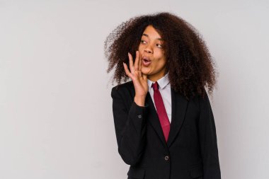 Beyaz arka planda izole edilmiş takım elbiseli genç Afrikalı Amerikalı iş kadını gizli bir sıcak fren haberinin olduğunu söylüyor.