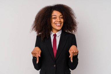 Beyaz arka planda izole edilmiş takım elbiseli genç Afrikalı Amerikalı iş kadını parmakları aşağıda, pozitif bir his..