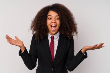 Beyaz arka plana izole edilmiş takım elbiseli genç Afrikalı Amerikalı iş kadını hoş bir sürpriz alıyor, heyecanlı ve el kaldırıyor..