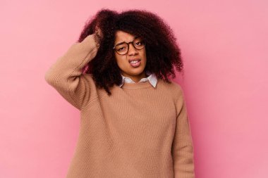 Pembe arka planda izole edilmiş genç Afrikalı Amerikalı kadın şok geçiriyordu. Önemli bir toplantıyı hatırladı..