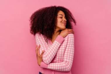 Genç Afrikalı Amerikalı kadın pembe arka planda izole edilmiş, güler yüzlü ve mutlu..