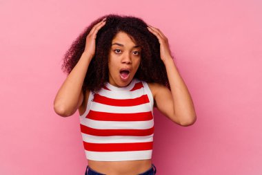 Pembe arka planda izole edilmiş genç Afrikalı Amerikalı kadın şok geçiriyordu. Önemli bir toplantıyı hatırladı..