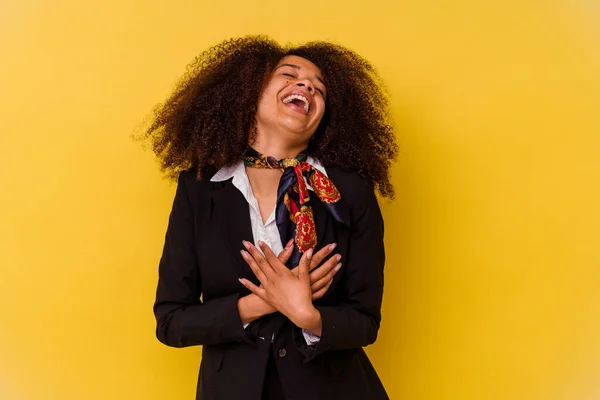 Junge Afroamerikanische Stewardess Isoliert Auf Gelbem Hintergrund Lachend Die Hände — Stockfoto