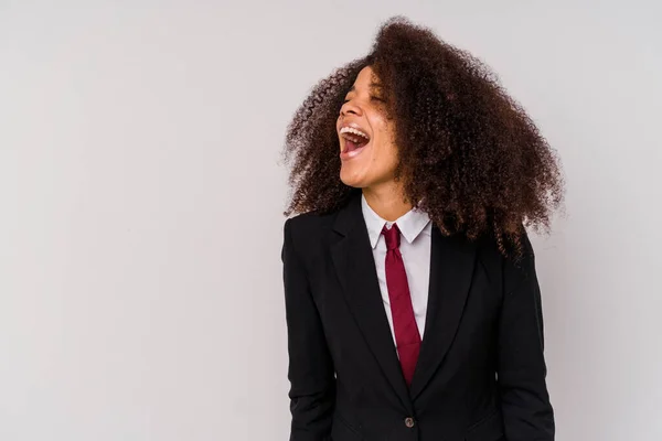 Ung Afroamerikansk Affärskvinna Bär Kostym Isolerad Vit Bakgrund Skriker Mot — Stockfoto