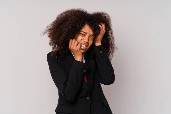 Junge Afroamerikanische Geschäftsfrau Einem Anzug Isoliert Auf Weißem Hintergrund Jammert — Stockfoto