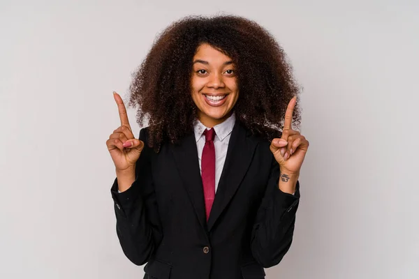 Mladá Africká Americká Obchodní Žena Obleku Izolované Bílém Pozadí Ukazuje — Stock fotografie