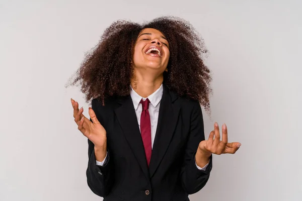 白い背景に隔離されたスーツを着ている若いアフリカ系アメリカ人のビジネス女性は 多くの笑いを浮かべます 幸福の概念 — ストック写真