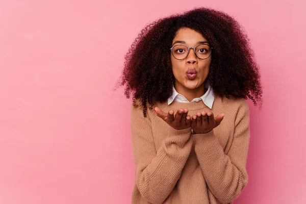 Jeune Femme Afro Américaine Isolée Sur Fond Rose Pliant Les — Photo